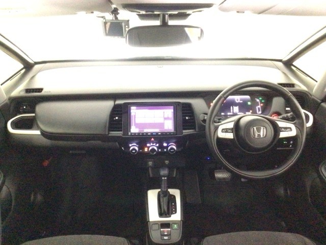 【前方視界】開放的な前方視界！運転がしやすく疲れにくいです♪窓が大きく、見通しがとっても良いおクルマですよ♪