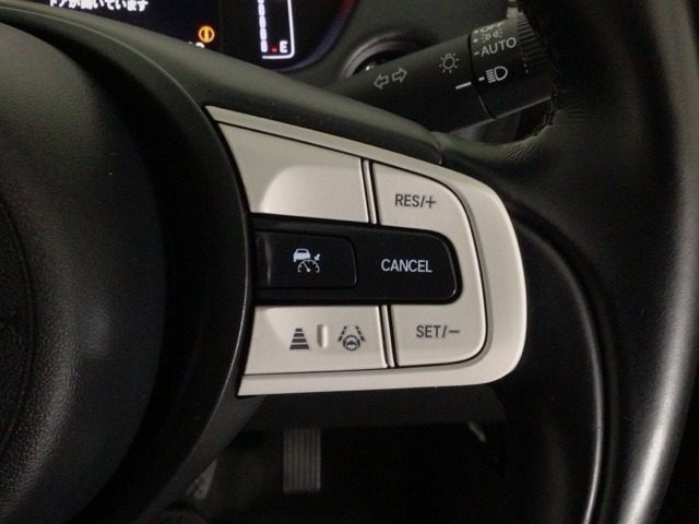 【アダプティブ・クルーズ・コントロール】予め設定した車速内でクルマが自動的に加減速。 前走車との適切な車間距離を維持しながら追従走行し、高速道路でのドライバーの疲労を軽減してくれる嬉しい機能付♪