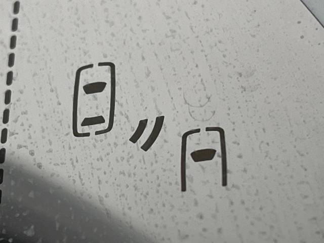 【ブラインドスポットモニター】走行中、ドアミラーの死角になりやすい箇所に後続車が接近するとサイドミラーのレンズに警告を表示！ドライバーに注意喚起をしてくれます。