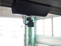 この車にはリアにもドライブレコーダーを装備しております◆映像・音声などを記録する自動車用の装置です。　もしもの事故の際の記録はもちろん、旅行の際の思い出としてドライブの映像を楽しむことができます。