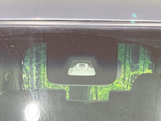 【スマートアシスト】走行中に前方の車両等を認識し、衝突しそうな時は警報とブレーキで衝突回避と被害軽減をアシスト。より安全にドライブをお楽しみいただけます。