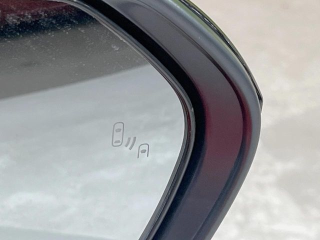【ブラインドスポットモニター】走行中、ドアミラーの死角になりやすい箇所に後続車が接近するとサイドミラーのレンズに警告を表示！ドライバーに注意喚起をしてくれます。