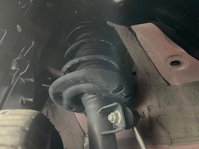 お車を安心してお乗りいただく為には、足回りの定期点検が欠かせません。サービスサポート（有償保証）では無料点検もご提供しており、安心のカーライフをお過ごしいただけるサポート体制が整っています。