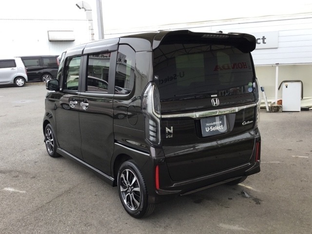お客様に安全で快適なカーライフをお送りいただくために、中古車にも高いレベルの品質基準を設け、その基準に従って、全ての中古車について納車前整備を実施しています。