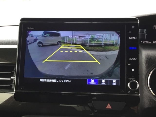 バックモニター付きで、車庫入れやバック時の後方確認をサポート。