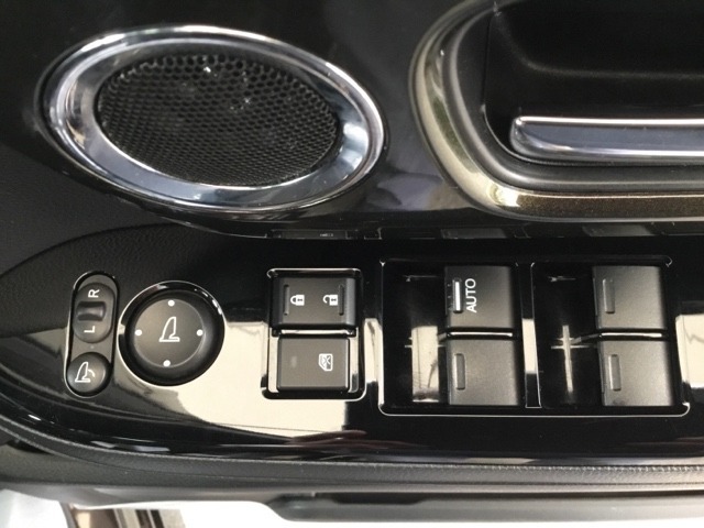 電動格納式リモコンドアミラーと、パワーウィンドウマスタースイッチ等は運転席ドアにあります。