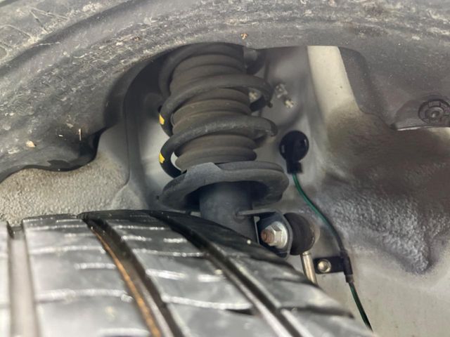 お車を安心してお乗りいただく為には、足回りの定期点検が欠かせません。サービスサポート（有償保証）では無料点検もご提供しており、安心のカーライフをお過ごしいただけるサポート体制が整っています。