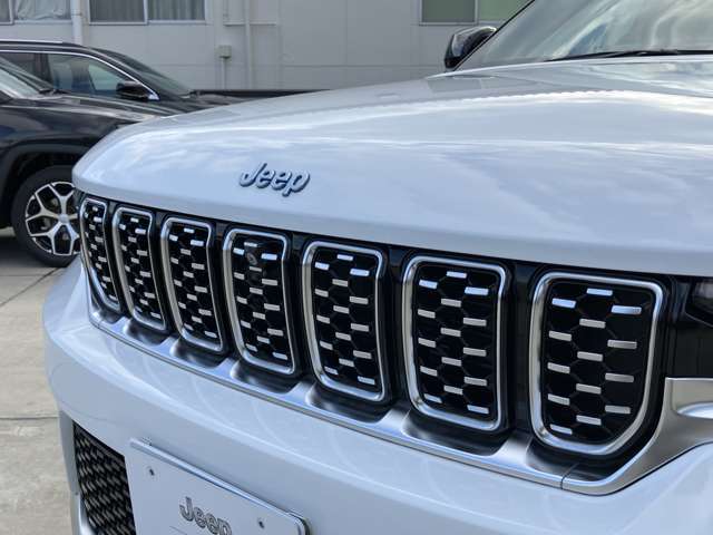 初代JEEP　WILLYSからインスピレーションを得た丸目ライトとボクシーなフォルム。ヘッドライト、フロントフォグライト、テールライトにLEDを初採用