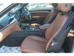 ブラウン本革シートと高級感あふれるウッドパネルのインテリア、大変きれいな状態です。