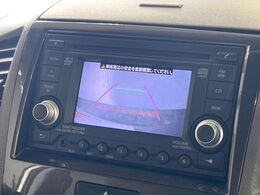 【バックカメラ】駐車時に後方がリアルタイム映像で確認できます。大型商業施設や立体駐車場での駐車時や、夜間のバック時に大活躍！運転スキルに関わらず、今や必須となった装備のひとつです！