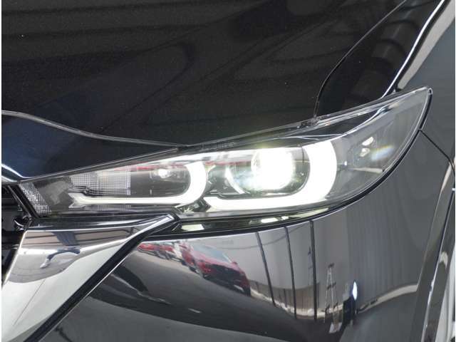 【LEDヘッドライト】悪天候や夜間走行時も良好な視界を確保し安心して運転できる高輝度LEDヘッドライトを装備。明るい上に点灯速度が早く消費電力も抑えられています。