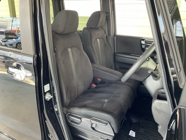 長時間運転しても疲れにくい素材にこだわったフロントシート！
