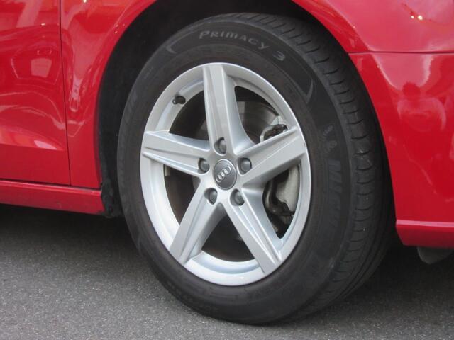 全車両に標準装備の純正アルミホイールは、純正ならではのバランスの良いデザインと、走行安定性をお楽しみ頂けます。