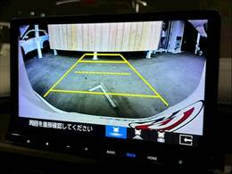 【カラーバックモニター】を装備しております。リアの映像がカラーで映し出されますので日々の駐車で安心安全です。