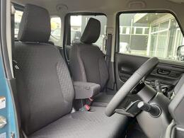 前席、目立つシミ汚れもなく良好な状態になっております。