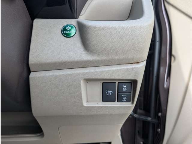 【スマートキー】装備☆荷物を抱えていても、カバンやポケットに鍵を入れたままドアの開閉やエンジン始動ができるので簡単でストレスフリー！