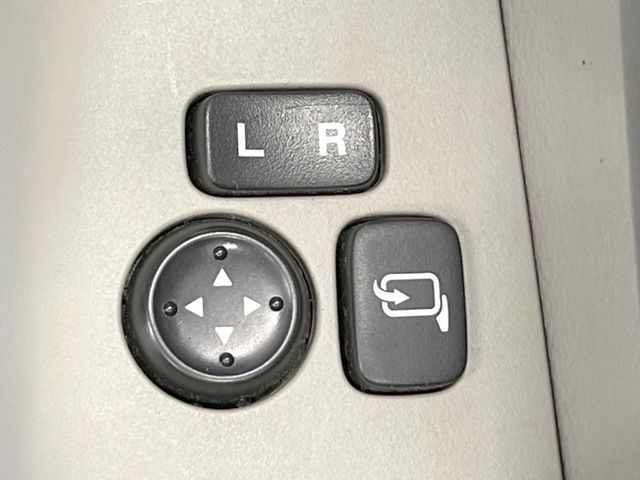 【電動格納ミラー】サイドミラーは電動格納式となっており、狭い駐車場でもキズがつくリスクを抑えられます。