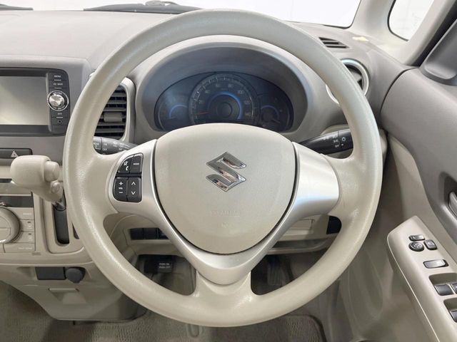 インテリアに合わせたデザインのステアリングは、運転される方のことも考え、運転しやすい形状、大きさです。是非一度、実際に触ってお確かめください。