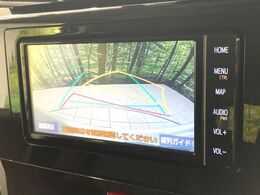 【バックカメラ】駐車時に後方がリアルタイム映像で確認できます。大型商業施設や立体駐車場での駐車時や、夜間のバック時に大活躍！運転スキルに関わらず、今や必須となった装備のひとつです！