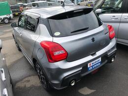 バックドアは開口部が広いので荷物の積み下ろしに便利です☆