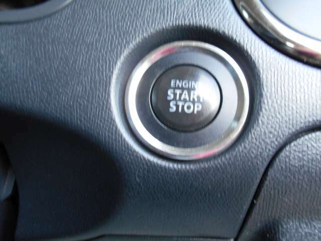 プッシュスタートボタンでエンジン始動です！スタイリッシュなエンジン始動は日々の運転で気分が良くなりますよね。