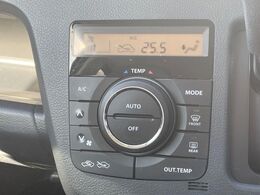 【オートエアコン】一度お好みの温度に設定すれば、車内の温度を検知し風量や温度を自動で調整。暑い…寒い…と何度もスイッチ操作をする必要はありません。快適な車内空間には必須の機能ですね♪