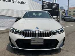 ☆BMWの代名詞とも言える【キドニーグリル】一目見ただけでBMW車であると認識できる確固たるアイコンとして存在感を放ちます☆