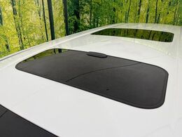 【サンルーフ】開放感たっぷりの希少装備、サンルーフが装着されています！車内に明かりを取り入れたり景色を楽しむ以外にも、車内の空気も簡単に換気できて快適です！
