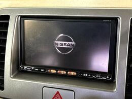 【純正ナビ】人気の純正ナビを装備しております。ナビの使いやすさはもちろん、オーディオ機能も充実！キャンプや旅行はもちろん、通勤や買い物など普段のドライブも楽しくなるはず♪