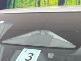 【ホンダセンシング】走行中に前方の車両等を認識し、衝突しそうな時は警報とブレーキで衝突回避と被害軽減をアシスト。より安全にドライブをお楽しみいただけます。