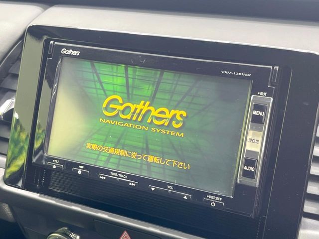 【純正ナビ】人気の純正ナビを装備しております。ナビの使いやすさはもちろん、オーディオ機能も充実！キャンプや旅行はもちろん、通勤や買い物など普段のドライブも楽しくなるはず♪