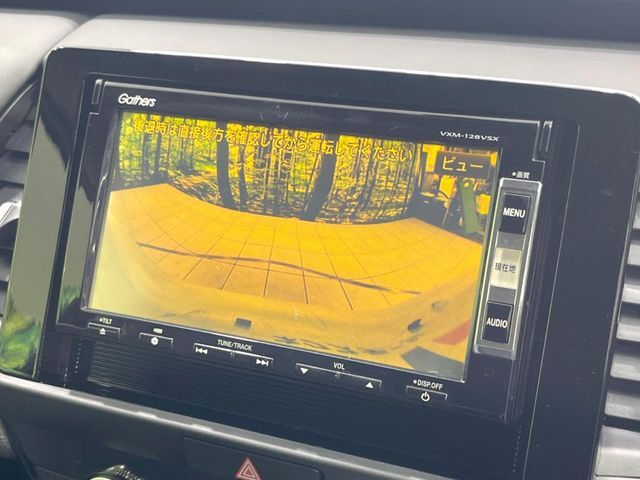【バックカメラ】駐車時に後方がリアルタイム映像で確認できます。大型商業施設や立体駐車場での駐車時や、夜間のバック時に大活躍！運転スキルに関わらず、今や必須となった装備のひとつです！