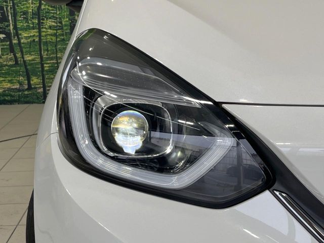 【LEDヘッドライト】悪天候や夜間走行時も良好な視界を確保し安心して運転できる高輝度LEDヘッドライトを装備！点灯速度が早く、消費電力も抑えられています。