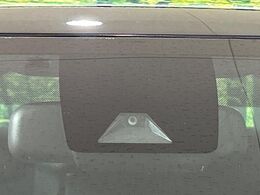 【トヨタセーフティセンス】走行中に前方の車両等を認識し、衝突しそうな時は警報とブレーキで衝突回避と被害軽減をアシスト。より安全にドライブをお楽しみいただけます。