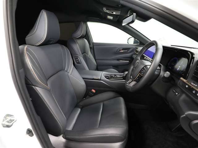 ゆったり室内で運転もしやすいです♪使い勝手の良い配置も考えられています！！