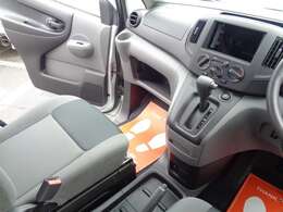 ★装備充実ですぐ乗れます★・オートライト・パワーウィンドウ・エアコンシンプルで使いやすい装備内容です。