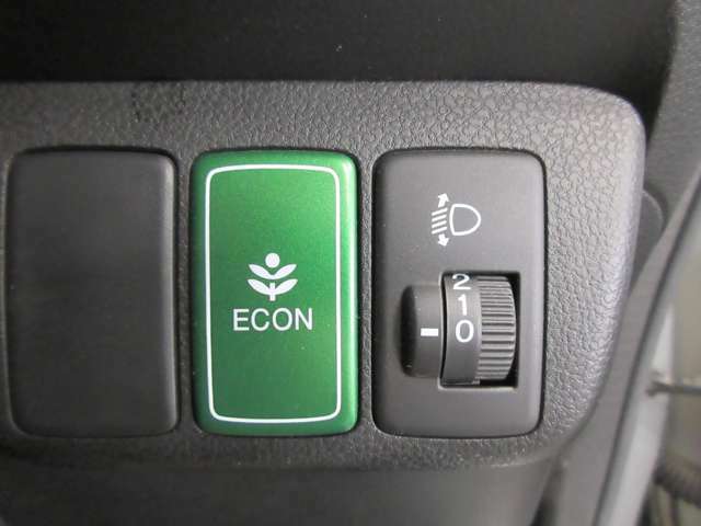 ECONスイッチが付いていますのでエアコンやガソリンの諸費を軽減してくれます！イメージ以上に効果がありますので期待して下さいね！