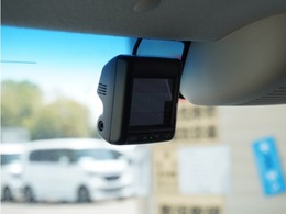 ◆ドライブレコーダー◆映像・音声などを記録する自動車用の装置です。　もしもの事故の際の記録はもちろん、旅行の際の思い出としてドライブの映像を楽しむことができます。