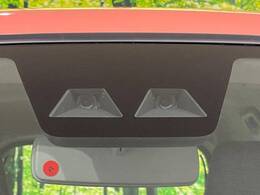 【スマートアシスト】走行中に前方の車両等を認識し、衝突しそうな時は警報とブレーキで衝突回避と被害軽減をアシスト。より安全にドライブをお楽しみいただけます。