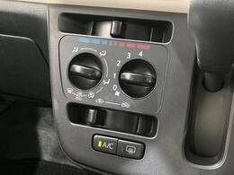 寒い冬も暑い夏も全席に快適な空調を届けてくれる、ダイヤル式エアコンを装備♪
