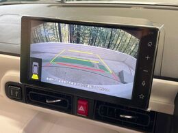 【バックカメラ】駐車時に後方がリアルタイム映像で確認できます。大型商業施設や立体駐車場での駐車時や、夜間のバック時に大活躍！運転スキルに関わらず、今や必須となった装備のひとつです！