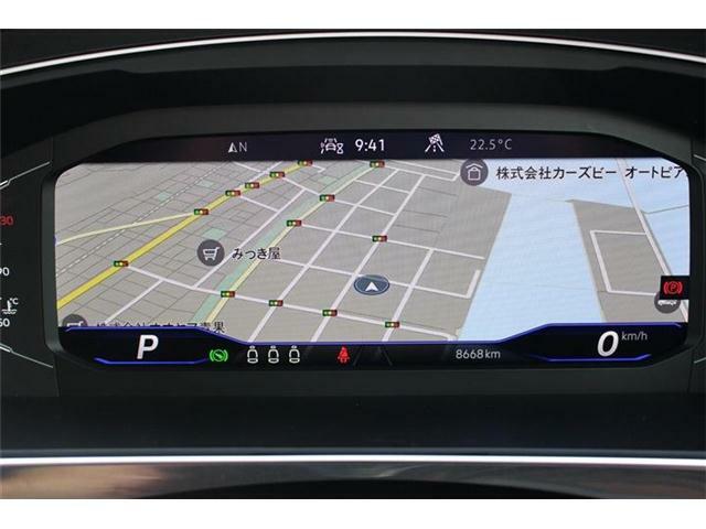 デジタルメータークラスターDigital Cockpit Pro。基本の速度計とタコメーターの表示に加え、ナビを大きく表示することもできます。画面の切り替えはステアリングホイールのボタンで簡単に操作できます。