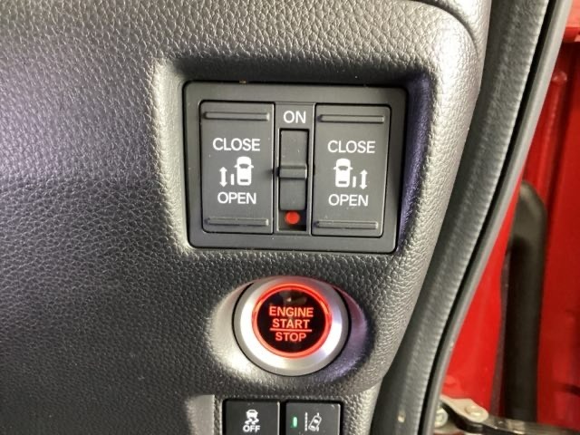 リアドアは乗り降りに便利な両側電動スライドドアです。また運転席に座っていながらスイッチ操作で自在にスライドドアを開け閉めできます。