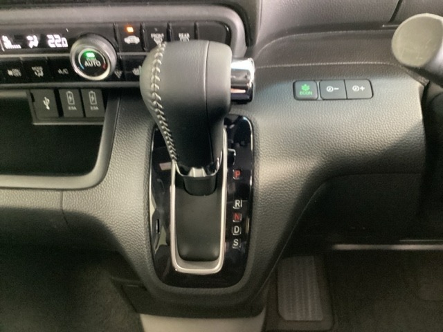CVT車のセレクトレバーです。低速から高速まで、変速ショックのないスムーズな走りを実現するとともに、エンジン効率のよい領域を維持することで燃費にも貢献します。