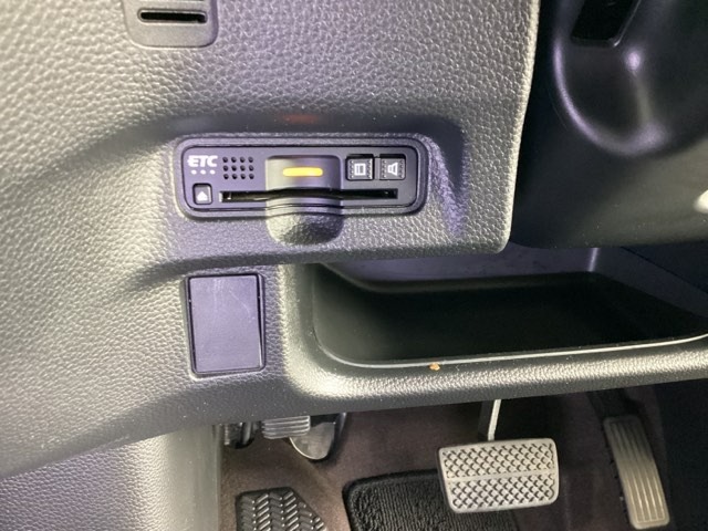 ハンドルの左下にETCがついています。高速道路の料金所の通過も楽々です。　カードの取り出しもしやすい場所についています。