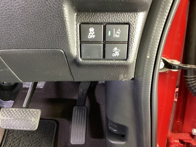 Hondaセンシング用の、VSA（ABS＋TCS＋横滑り抑制）解除とレーンキープアシストシステムのメインスイッチなどはハンドルの右側に装備しています。