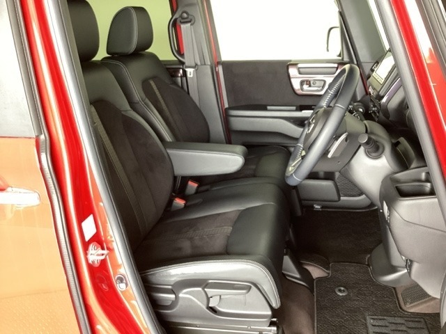 女性でも運転がしやすいように、シートの高さ調整機能（シートリフター）がついてます。運転席と助手席の足元が空いている為、助手席側への移動がスムーズです。交通量の多い道でも助手席側から乗り降りができます。