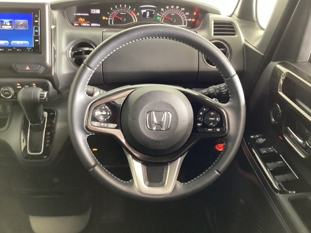 ハンドルにHondaセンシング系のクルーズコントロールやレーンキープアシストなどのスイッチと、オーディオの操作スイッチが装備されています。ハンドルから手を離さず安全に操作できます。
