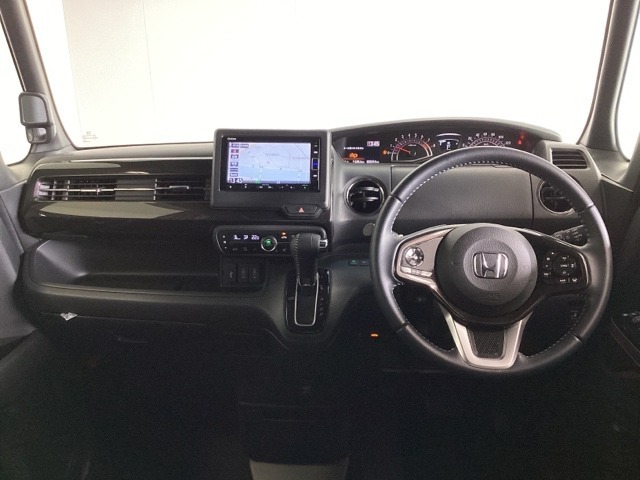 車内は光触媒抗菌消臭施工済です。インパネ周りはスタイリッシュなデザインで機能や装備も充実しています。グローブボックスやカップホルダーのほかにトレーなどたくさんの収納スペースが付いています。