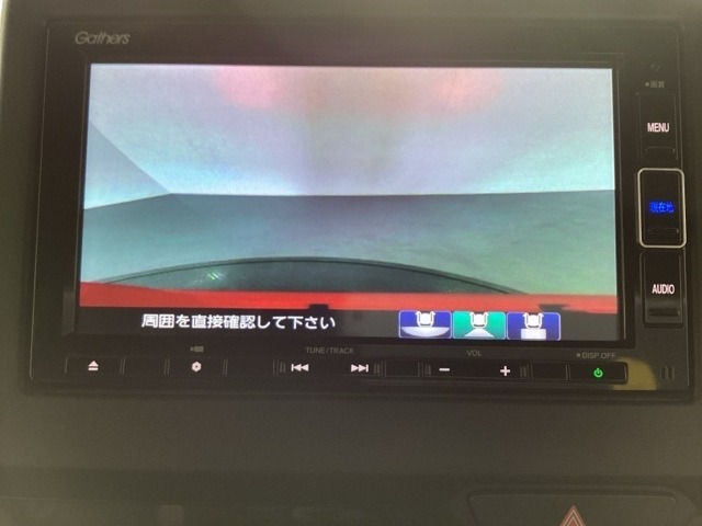 ギヤをR（バック）に入れるとナビの画面に後ろの映像が映るリアカメラ付です。後退時、コンディションが悪い視界でもカラーバックモニターがドライバーをサポートします。